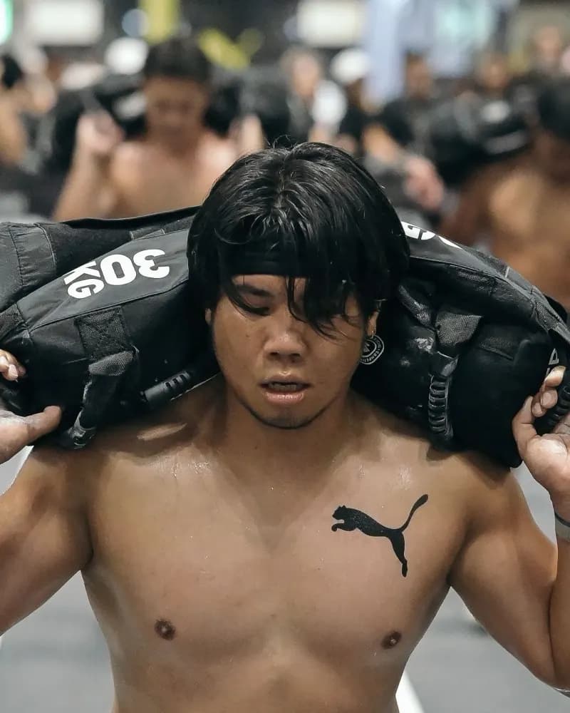 HYROXレースでサンドバッグ(30KG)を担いで進むRyusukeコーチ